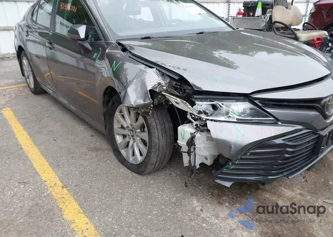 2018 Toyota Camry Le z USA, uszkodzony, nr VIN 4T1B11HK6JU641600